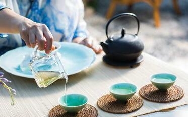 一壶清茗，古诗词中品茶养生之道